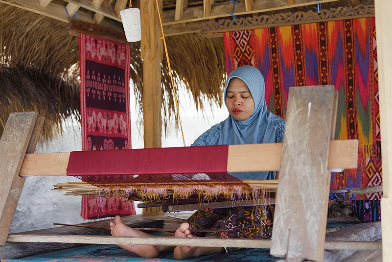 Weaving traditional fabrics in Sukarara